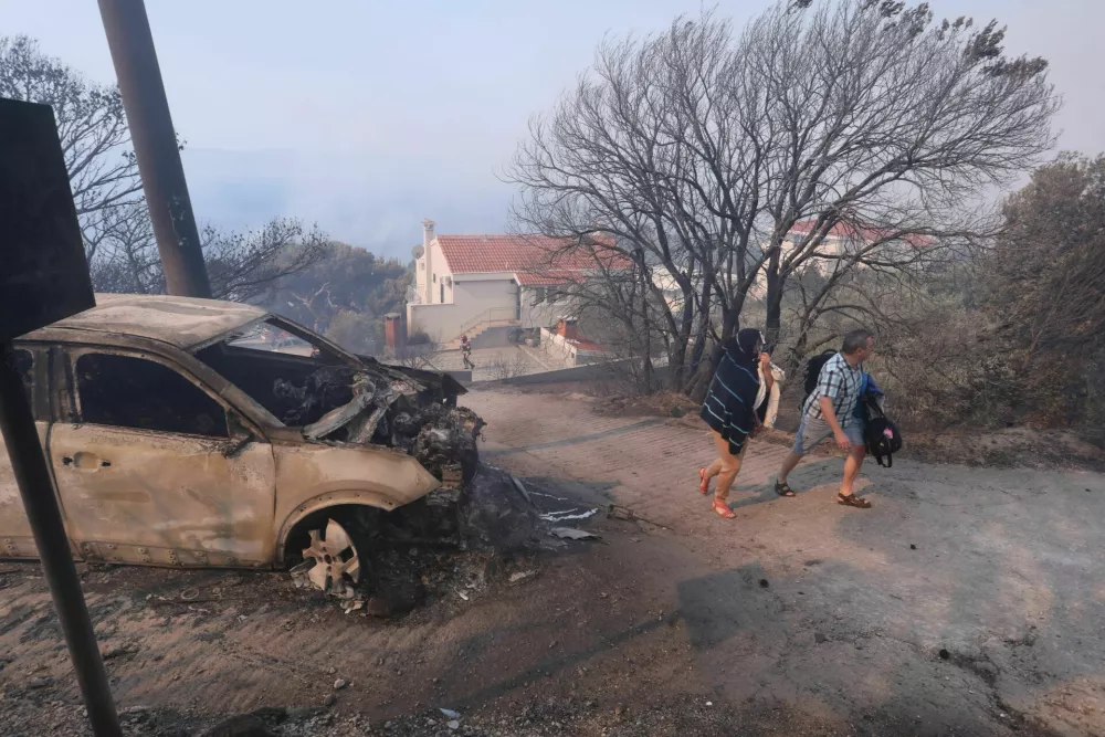 Požar v Pisku na Hrvaškem, turisti bežijo