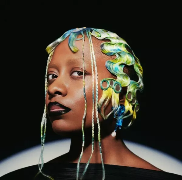 Nujnost kritike skozi glasbo