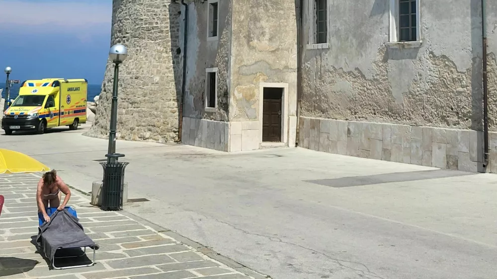 Piranska Punta s cerkvijo Marije Zdravja, 12-metrskim zvonikom in svetilnikom.