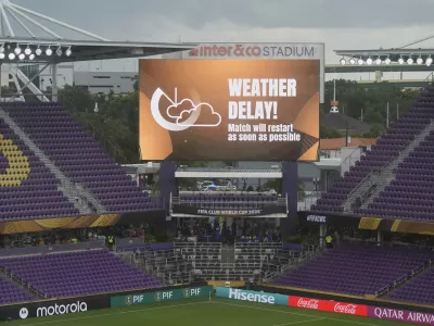 Prazni stadioni, nevihte, strele in peklenska vročina