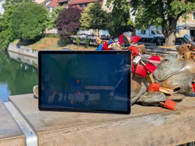 Zaslon sicer ponuja solidno svetilnost 800 kandel, Ker je LCD, pa so zlasti zunaj optimalni koti gledanja dokaj omejeni.