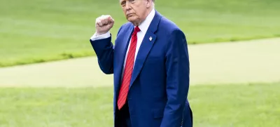 20 June 2025, US, Washington: President DONALD TRUMP holding up a fist as he walks towards Marine One as he leaves the White House. Photo: Michael Brochstein/ZUMA Press Wire/dpa