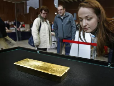 Zlata palica London Good Delivery teže 12,44 kg vredna več kot 33o tisoč evrov prvič v Sloveniji - - Družba Moro & Kunst, d.o.o. trgovanje z naložbenim zlatom, - Zlato palico družbi Moro posoja svetovno priznana švicarska kovnica Argor Heraeus.//FOTO: Matej Povše