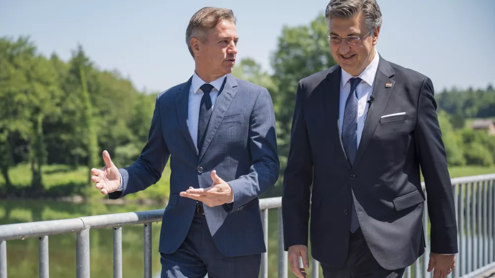 Vinica, most cez Kolpo.Srecanje predsednika vlade Roberta Goloba in predsednika vlade Hrvaske Andreja Plenkovica.