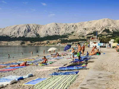 Baska, Krk, Croatia - July 6, 2012: People with their beach towels on the 1,800-meter-long Baška beach (the Vela plaža, or "Great Beach") in this resort located on the SE of the Island of Krk. / Foto: Csfotoimages
