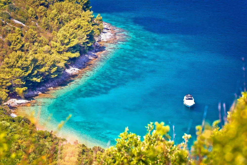 Secret turquoise beach yachting and sailing destination, Island of Dufi otok, Dalmatia, Croatia / Foto: Xbrchx