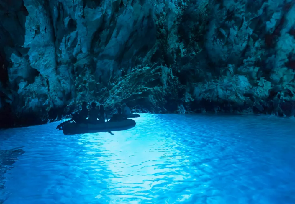 Bisevo, Croatia - August 20, 2012: Tourists in inflatable boats inside the Blue cave, famous tourist attraction. / Foto: Paulprescott72