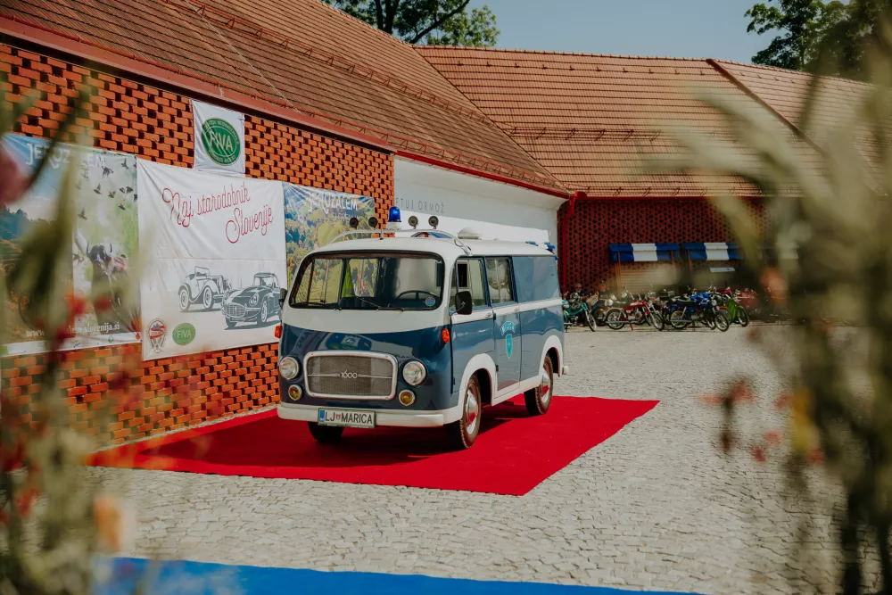 Izbirali so tudi najlepše policijsko vozilo, to je postal IMV 1600 v obliki marice. / Foto: Anej Ferko