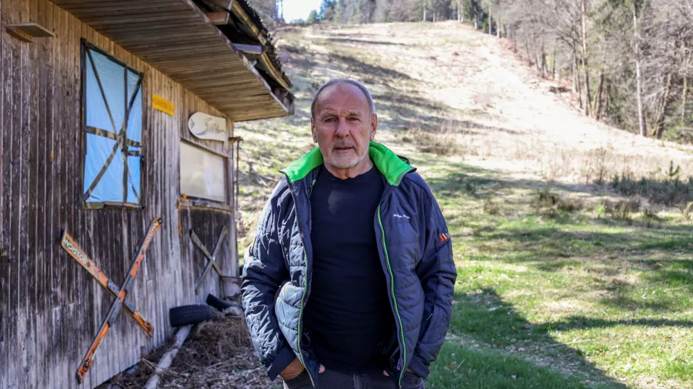 - 08.04.2025. - Viktor Gro&scaron;elj (bolje znan kot Viki Gro&scaron;elj), slovenski alpinist, planinski vodnik, gorski re&scaron;evalec, &scaron;portni pedagog in pisatelj na zapu&scaron;čenem Smuči&scaron;ču Gunclje.OPOMBA: ZA OBJAVO V NEDELJCU, zgodba o ledenikih, ledenik.//FOTO: Bojan Velikonja / Foto: Bojan Velikonja