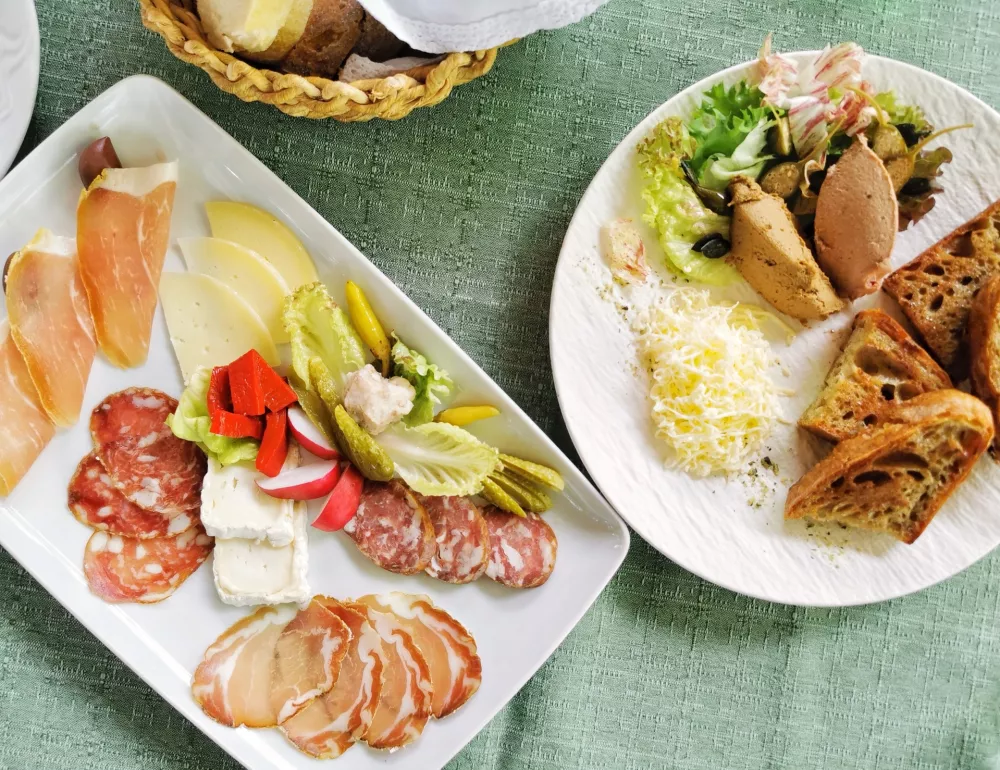 Pašteti in narezek / Foto: Miha First