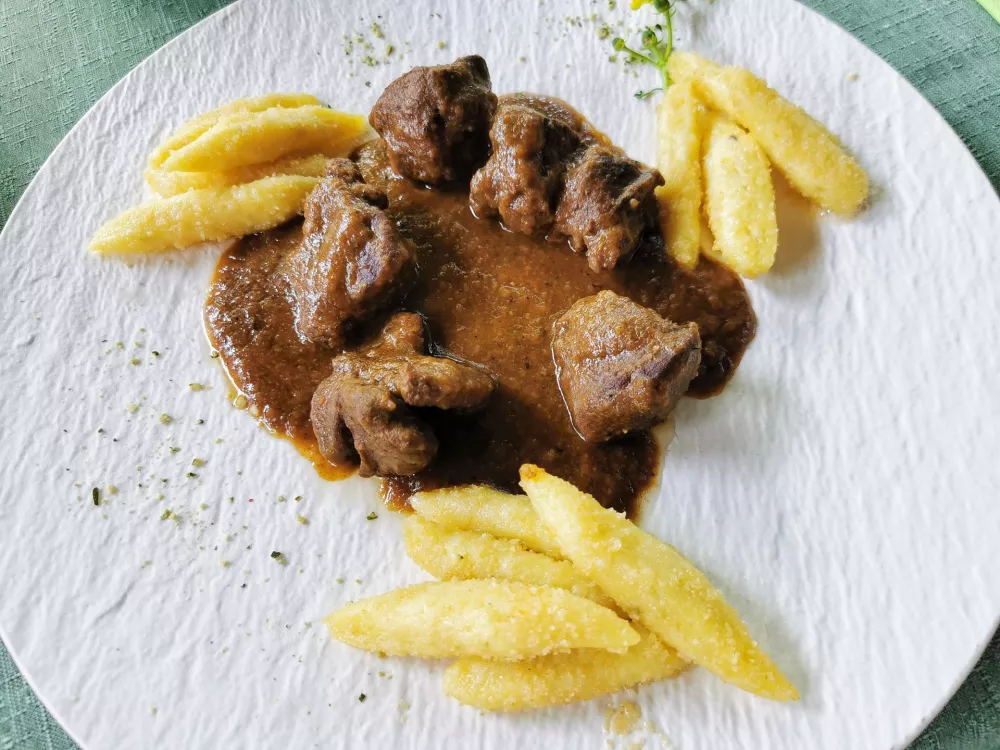 Srna z lulčki / Foto: Miha First