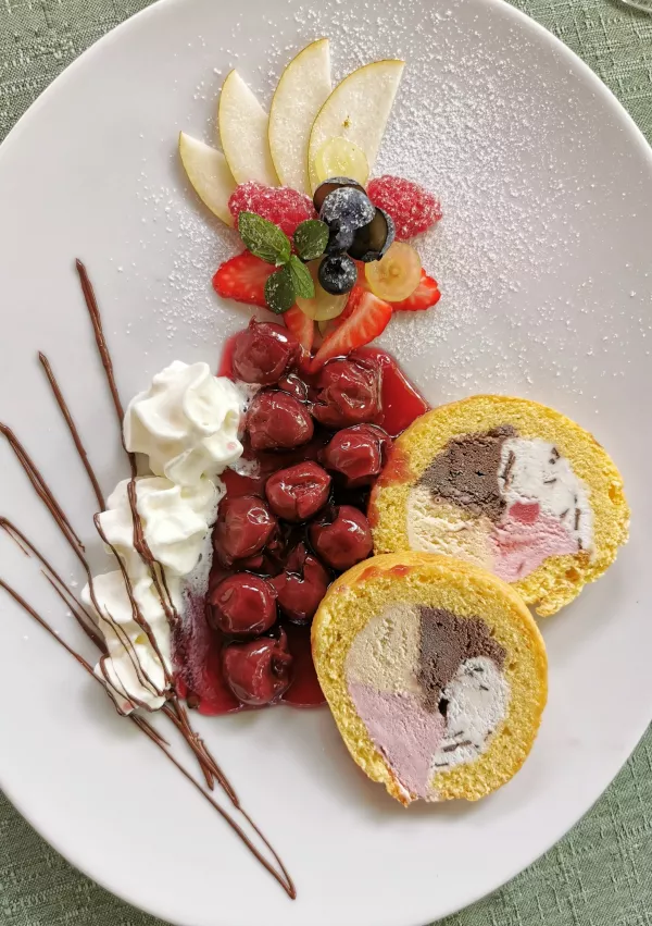 Kasata v vročimi češnjami / Foto: Miha First