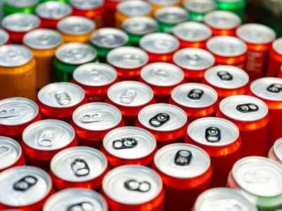 top view of cold sweet soft drink can sweet soda food and drink unhealthy eating for freshness from fast food restaurant / Foto: Nantiya Rattanatum