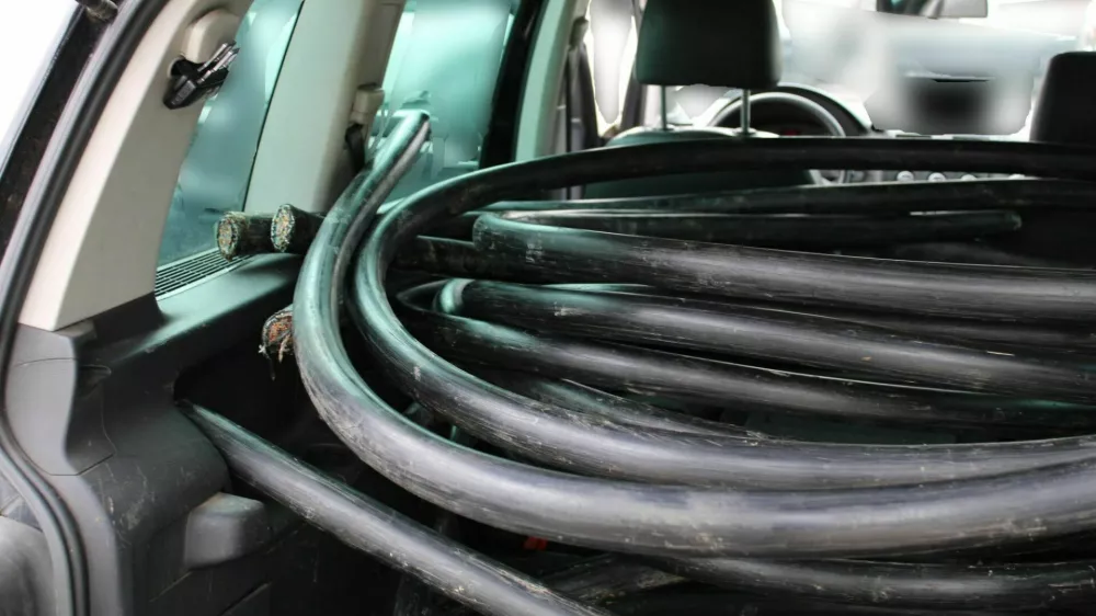 Kabel, ukraden z železniške infrastrukture v Besnici. / Foto: Pu Kranj