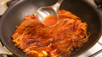 Spaghetti all'Assassina, Italian Puglia traditional pasta / Foto: Bonchan