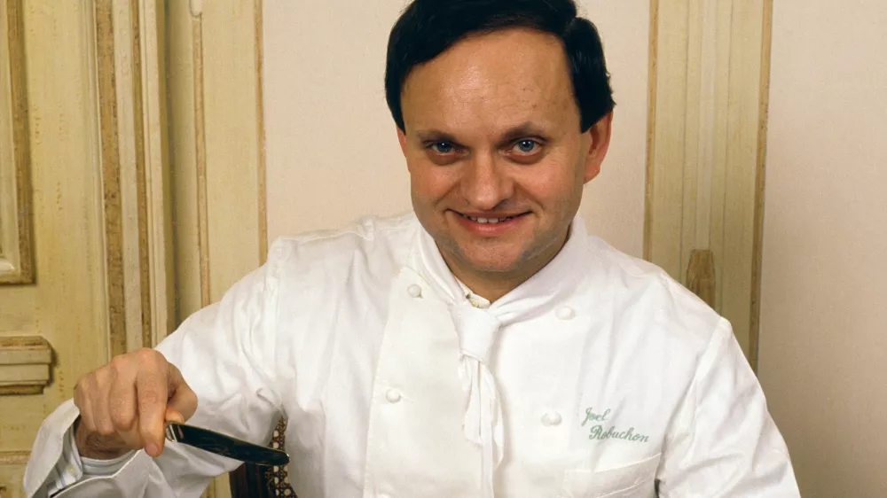 Joël Robuchon na predstavitvi svojega kopuna z grobo soljo januarja 1989 v Parizu / Foto: Getty Images