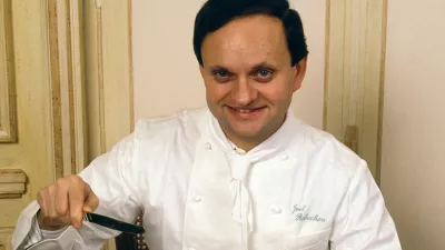 Joël Robuchon na predstavitvi svojega kopuna z grobo soljo januarja 1989 v Parizu / Foto: Getty Images