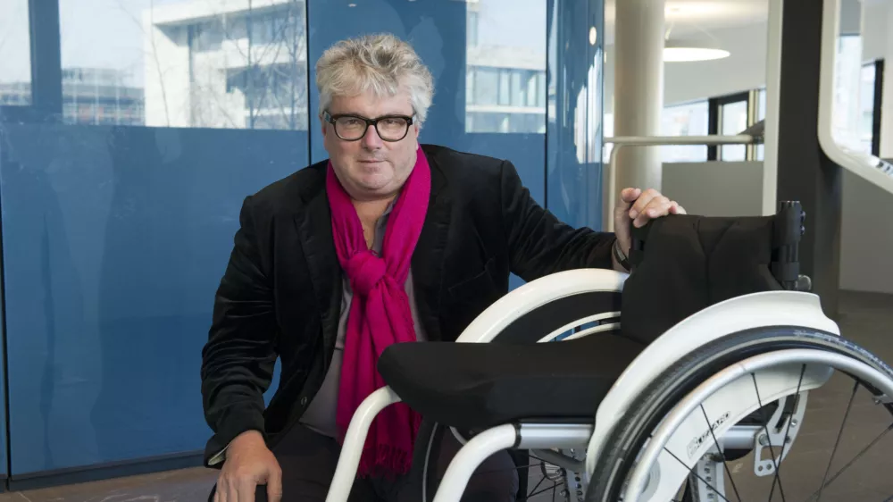 (GERMANY OUT) Firma OttoBock, Prothesen- und Rollstuhlhersteller, Gesch&auml;ftsf&uuml;hrer Hans Georg N&auml;der mit einem Rollstuhl im Science Center in Berlin (Photo by aslu/ullstein bild via Getty Images) / Foto: Ullstein Bild