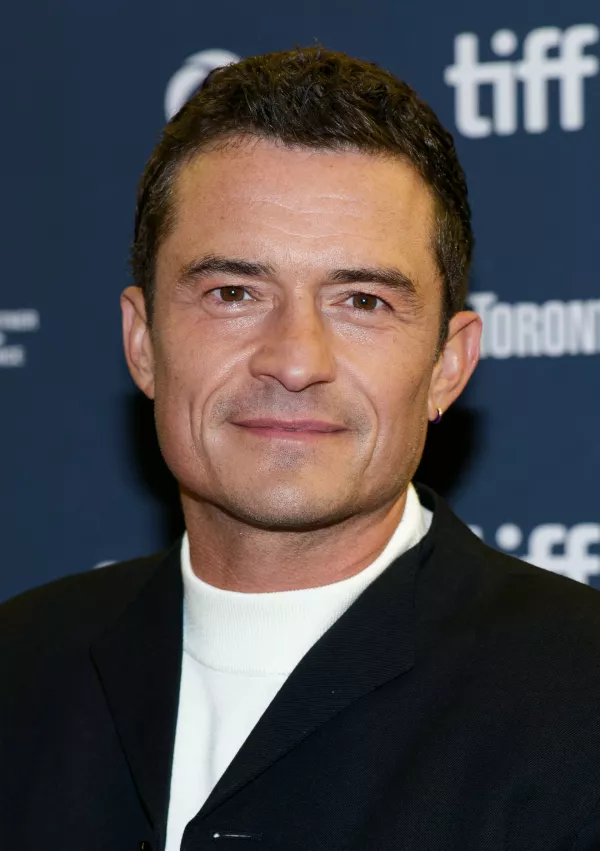 Orlando Bloom si je očistil kri, zdaj mu skeptiki šaljivo predlagajo, naj si očisti še popek. / Foto: Kevin Payravi