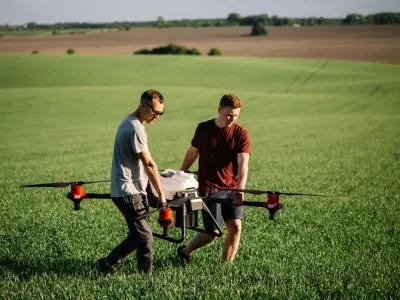 Opravljena registracija in usposabljanje še ne pomenita, da lahko z dronom letite kjer koli in kadar koli./ Foto: Fenton Roman