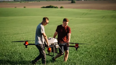 Opravljena registracija in usposabljanje še ne pomenita, da lahko z dronom letite kjer koli in kadar koli./ Foto: Fenton Roman