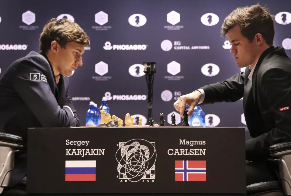 ﻿Chess world champion Magnus Carlsen, right, of Norway, makes a move as the challenger Sergey Karjakin, of Russia, watches during the fourth round of the World Chess Championship in New York, Tuesday, Nov. 15, 2016. (AP Photo/Seth Wenig) / Foto: Seth Wenig