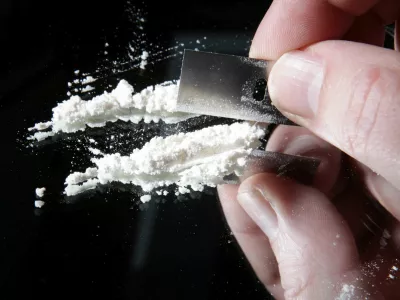 ﻿cocaine or other drugs cut with razor blade on mirror. hand dividing white powder narcotic / Foto: Tlnors