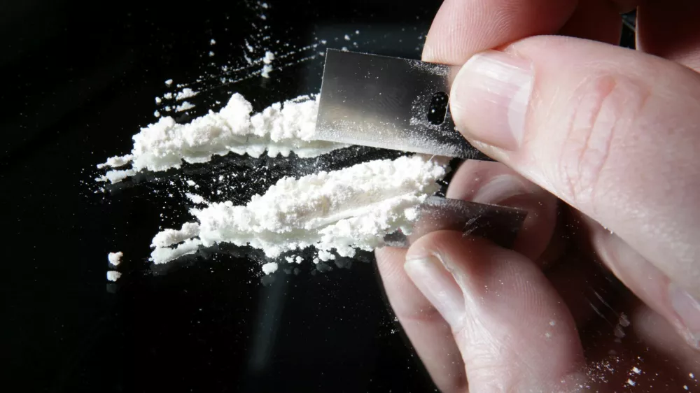 ﻿cocaine or other drugs cut with razor blade on mirror. hand dividing white powder narcotic / Foto: Tlnors