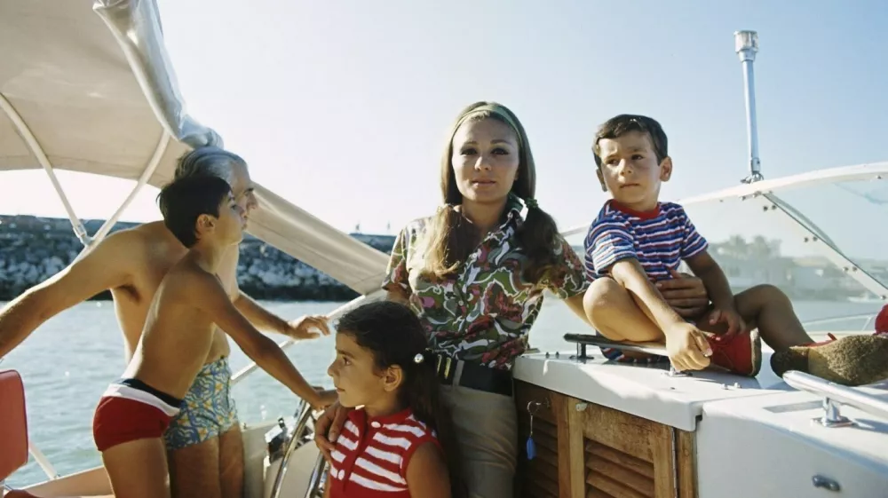 Pred islamsko revolucijo leta 1979 so iranske ženske, zlasti v urbanih središčih, kot je Teheran, uživale precejšnjo svobodo pri izbiri oblačil. Foto: youtube