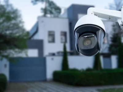 Kamera pred vrati: ko zaščita lastnine postane nezakonito snemanje sosedov