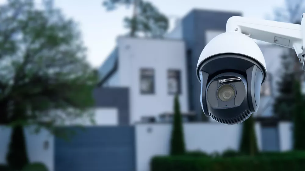 Kamera pred vrati: ko zaščita lastnine postane nezakonito snemanje sosedov