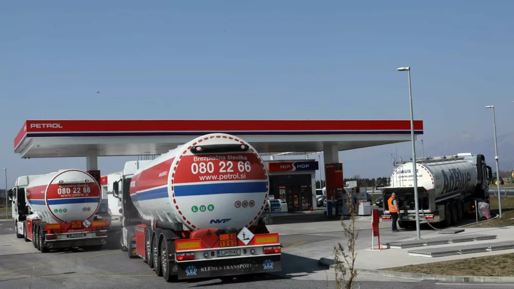 25.03.2022- Mengeš - Bencinski servis Petrol, bencinska črpalka, cistrerna, dobava gorivaFoto: Tomaž Skale