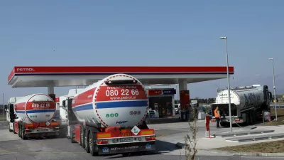 25.03.2022- Mengeš - Bencinski servis Petrol, bencinska črpalka, cistrerna, dobava gorivaFoto: Tomaž Skale