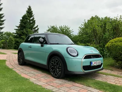 Mini cooper S 3v: S palcem, obrnjenim navzgor