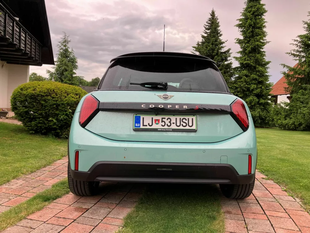 Mini cooper S 3v: S palcem, obrnjenim navzgor