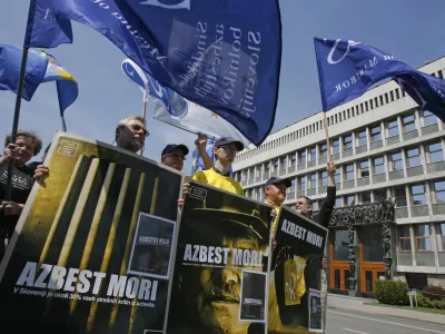 - Zveza sindikatov azbestnih bolnikov Slovenije (Zveza SABS)- Mednarodna organizacija Asbestos Risks Association (EARA)- Shod članov EARA in Zveze SABS, s katerim želijo odgovorne opozoriti na ustrezno reševanje azbestne problematike. //FOTO: Jaka AdamičOPOMBA: ZA OBJAVO V ČASOPISU DNEVNIK