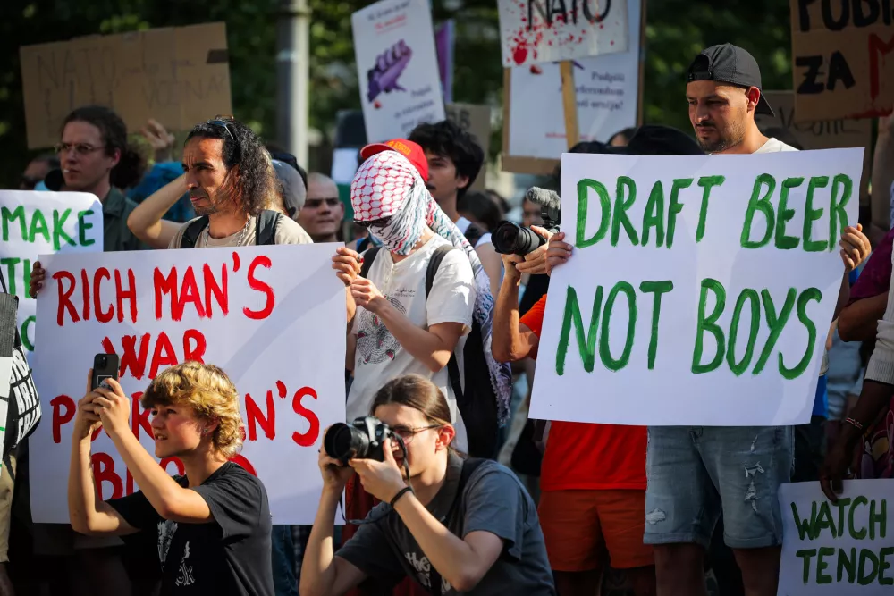 Ljubljana.Protestni shod proti oborozevanju, vojni in zvezi Nato pod geslom Ljudska fronta - vojni kontra!