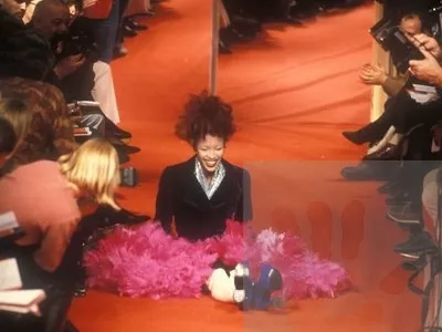 Nesrečni padec Naomi Campbell na modni reviji Vivienne Westwood jeseni 1993. F profilmedia