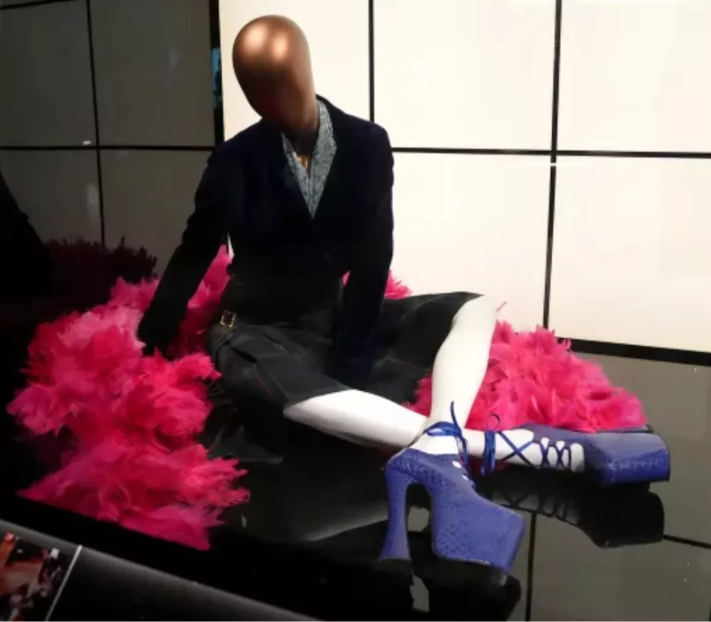 "Super Elevated Ghillie" so zdaj najbolj znani čevlji v zbirki muzeja V&A, pravi kustosinja muzeja Elizabeth Murray. F Muzej V&A