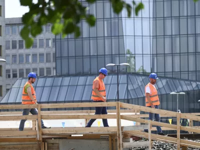 gradbincigradbeništvodelo v vročinidelavcigradbišče10.07.2024 - Vročinski val v Ljubljani, Dunajska cestaFOTO: Nik Erik Neubauer