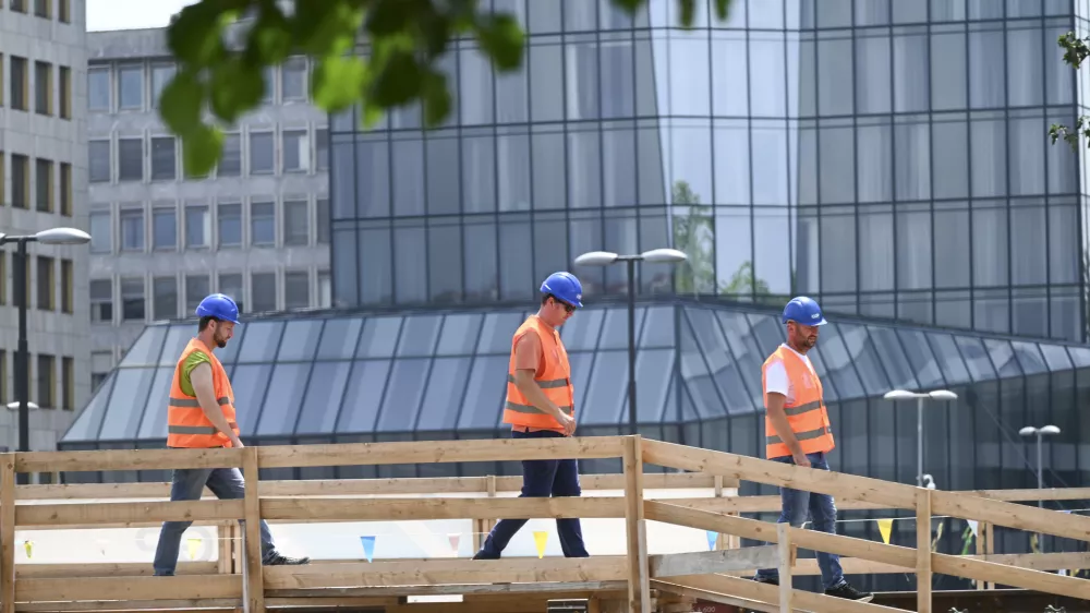 gradbincigradbeništvodelo v vročinidelavcigradbišče10.07.2024 - Vročinski val v Ljubljani, Dunajska cestaFOTO: Nik Erik Neubauer