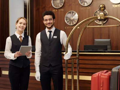 Mladi, ki se odločijo za počitniško delo, največkrat cenijo pozitivno in podporno delovno okolje, možnost timskega dela. F iStock