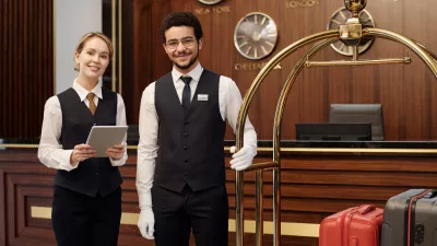 Mladi, ki se odločijo za počitniško delo, največkrat cenijo pozitivno in podporno delovno okolje, možnost timskega dela. F iStock