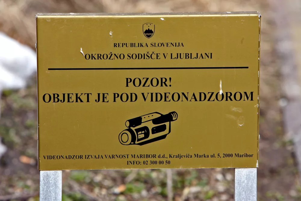 ﻿Vrhovno - Okrožno sodišče - opozorilna tabla - videonadzor - varovanje -simbolična fotografija 2013 - pravosodje - pravo - pravičnost - pravica - pravni sistem - tožilstvo - sodna oblast - sodišča - //FOTO: Tomaž Skale / Foto: Tomaž Skale