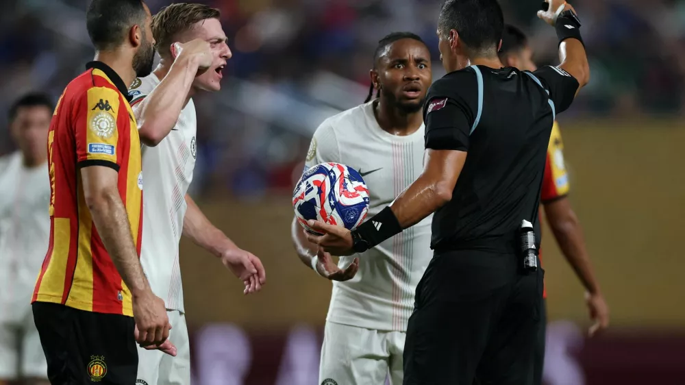 Soccer Football - FIFA Club World Cup - Group D - Esperance de Tunis v Chelsea - Lincoln Financial Field, Philadelphia, Pennsylvania, U.S. - June 24, 2025 Chelsea's Liam Delap and Christopher Nkunku remonstrate with referee Yael Perez REUTERS/Lee Smith