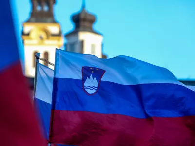 -Slovenska zastava, cerkveni stolp, ločitev cerkve od države, katoliška cerkev, - 19.02.2025. 17. protest kvazi upokojencev in zavoda, ali karkoli že 1. oktober proti vladi Roberta Goloba pod vodstvom kriminalca Pavla Ruparja.//FOTO: Bojan Velikonja