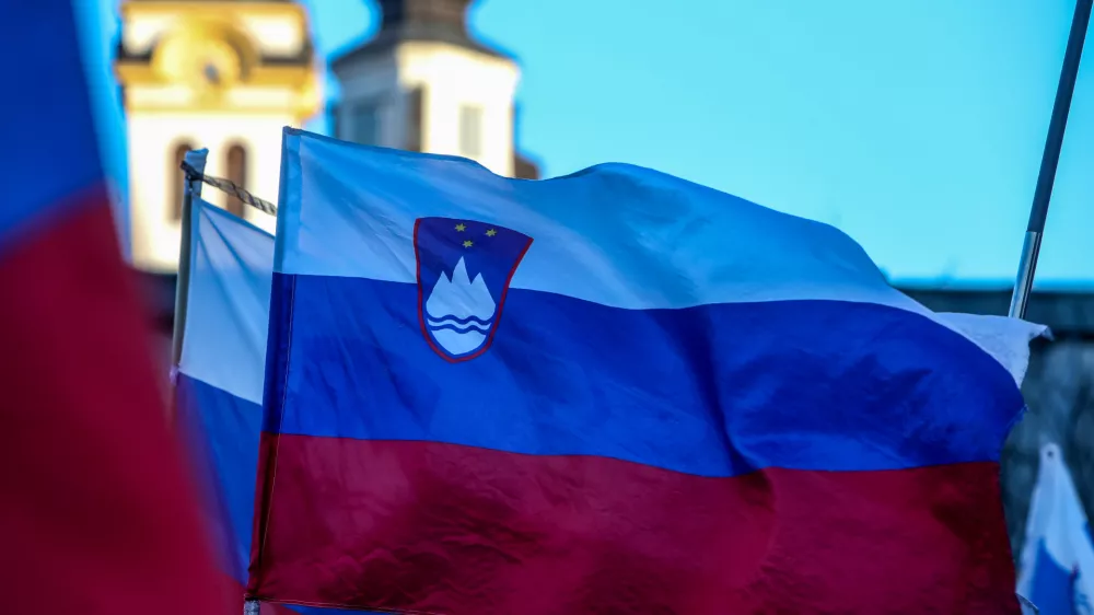 -Slovenska zastava, cerkveni stolp, ločitev cerkve od države, katoliška cerkev, - 19.02.2025. 17. protest kvazi upokojencev in zavoda, ali karkoli že 1. oktober proti vladi Roberta Goloba pod vodstvom kriminalca Pavla Ruparja.//FOTO: Bojan Velikonja