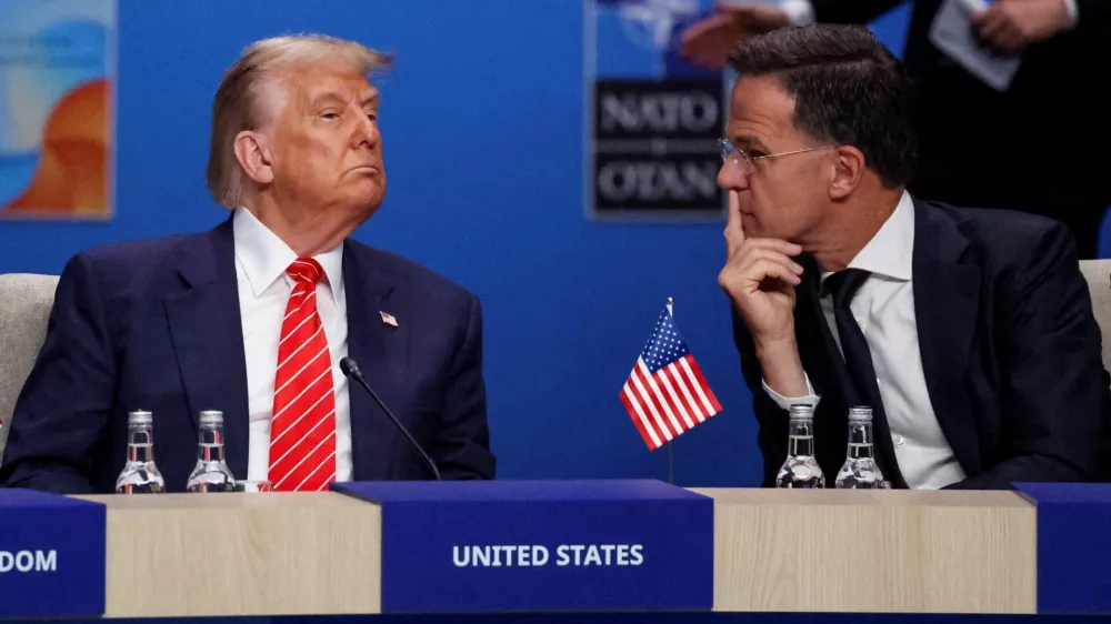 U.S. President Donald Trump and NATO Secretary General Mark Rutte attend a meeting of the North Atlantic Council (NAC) during a NATO summit in The Hague, Netherlands June 25, 2025. REUTERS/Toby Melville   TPX IMAGES OF THE DAY / Foto: Toby Melville
