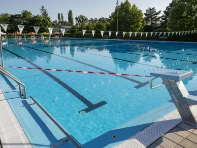 Na snímke je kúpalisko Vadaš v Štúrove. Kúpalisko je otvorené len pre ubytovaných hostí, pokiaľ hygienici nerozhodnú inak. Vo vode na kúpalisku našli viaceré améby.,Image: 1013684494, License: Rights-managed, Restrictions:, Model Release: noFoto: Profimedia