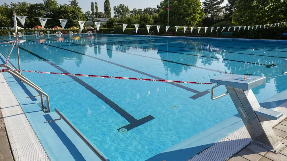 Na snímke je kúpalisko Vadaš v Štúrove. Kúpalisko je otvorené len pre ubytovaných hostí, pokiaľ hygienici nerozhodnú inak. Vo vode na kúpalisku našli viaceré améby.,Image: 1013684494, License: Rights-managed, Restrictions:, Model Release: noFoto: Profimedia